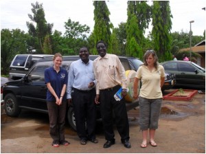 UK Frivillige fra Fakultetet for Veterinærmedicin Sokoine University of Agriculture (Morogoro). Fra venstre mod højre ses: Tina, Dr. Thomas W. Kahema, Prof. Bittegeko (som holder nogle bøger) og Emily.